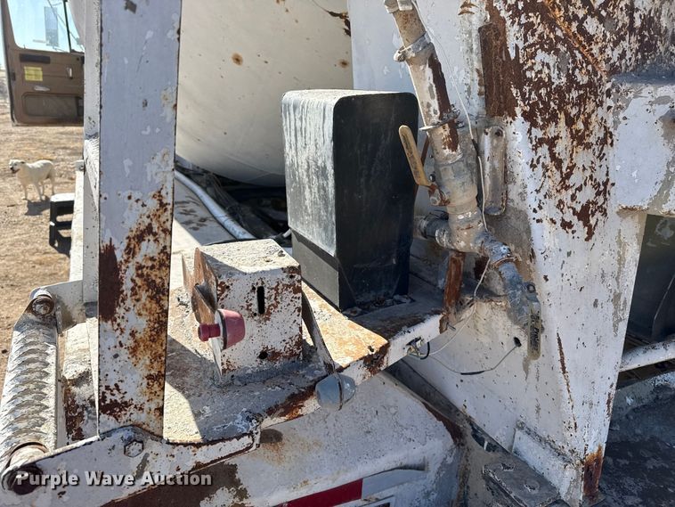 image for item EP2913 1986 International F2674 ready mix truck