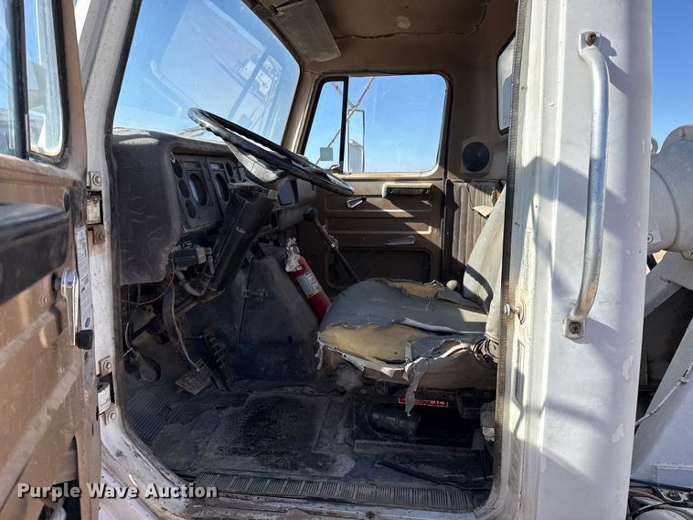 image for item EP2913 1986 International F2674 ready mix truck