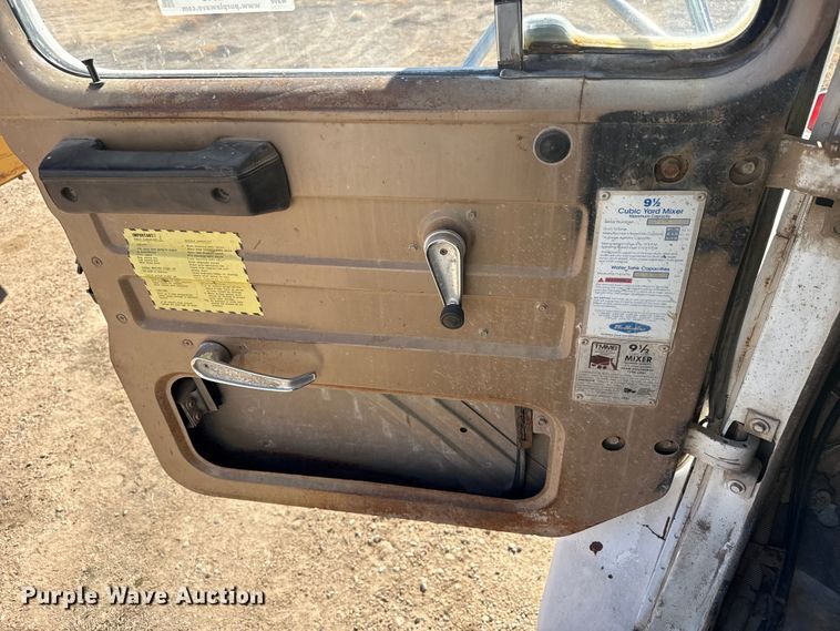 image for item EP2913 1986 International F2674 ready mix truck