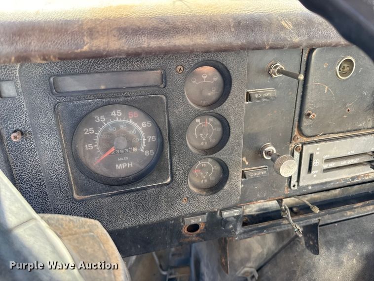 image for item EP2913 1986 International F2674 ready mix truck