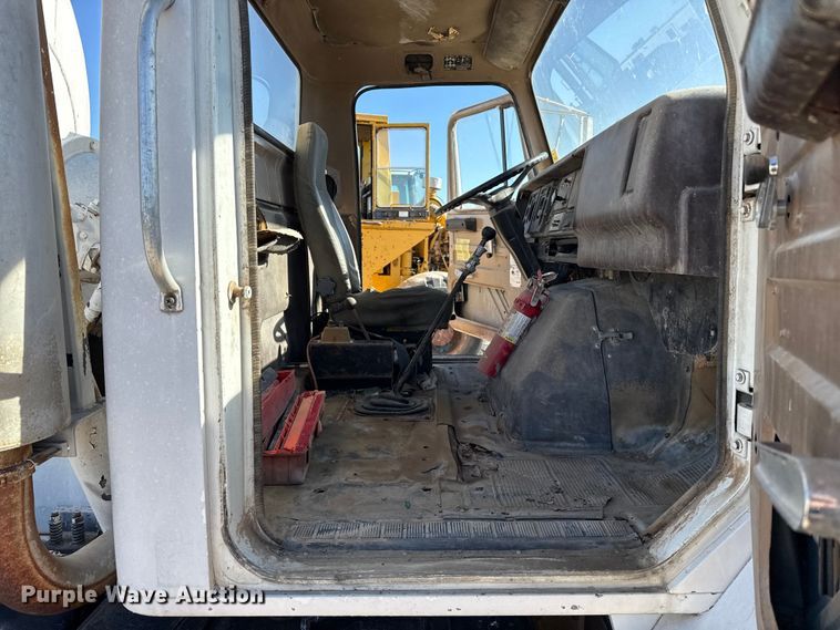 image for item EP2913 1986 International F2674 ready mix truck