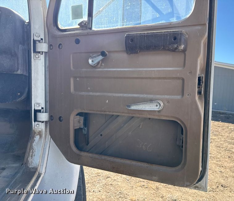 image for item EP2913 1986 International F2674 ready mix truck