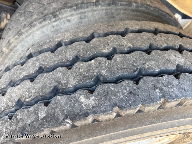 image for item EP2913 1986 International F2674 ready mix truck