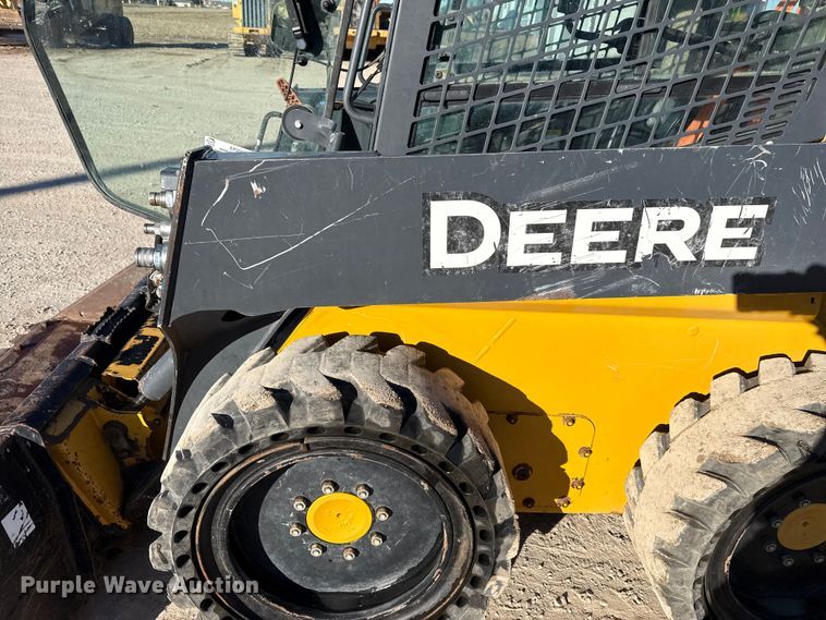 image for item EP2914 2019 John Deere 324G skid steer loader