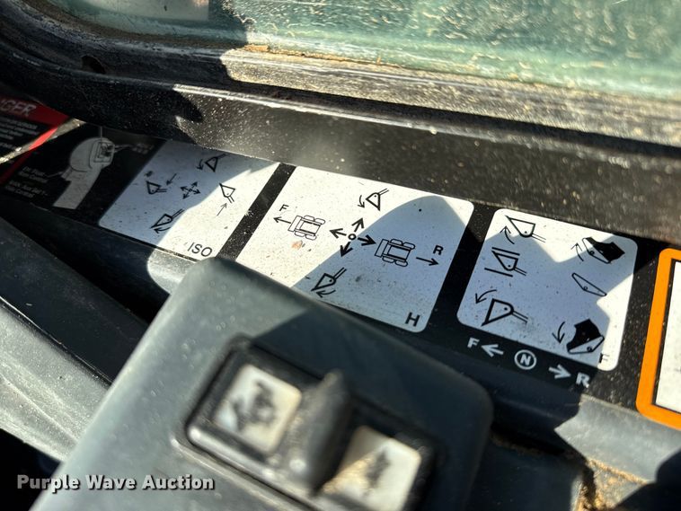 image for item EP2914 2019 John Deere 324G skid steer loader