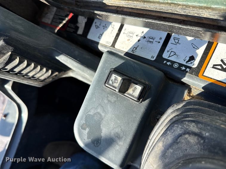 image for item EP2914 2019 John Deere 324G skid steer loader