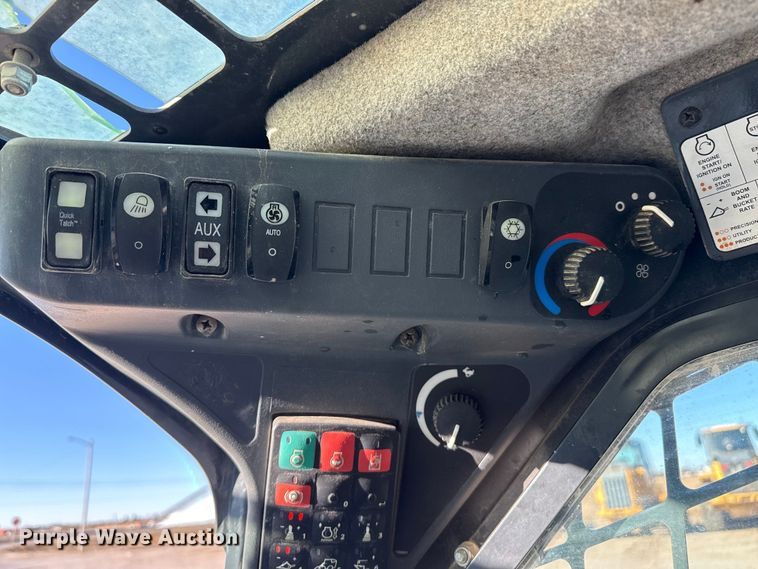 image for item EP2914 2019 John Deere 324G skid steer loader