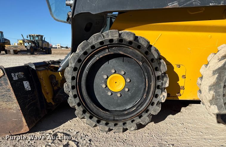 image for item EP2914 2019 John Deere 324G skid steer loader