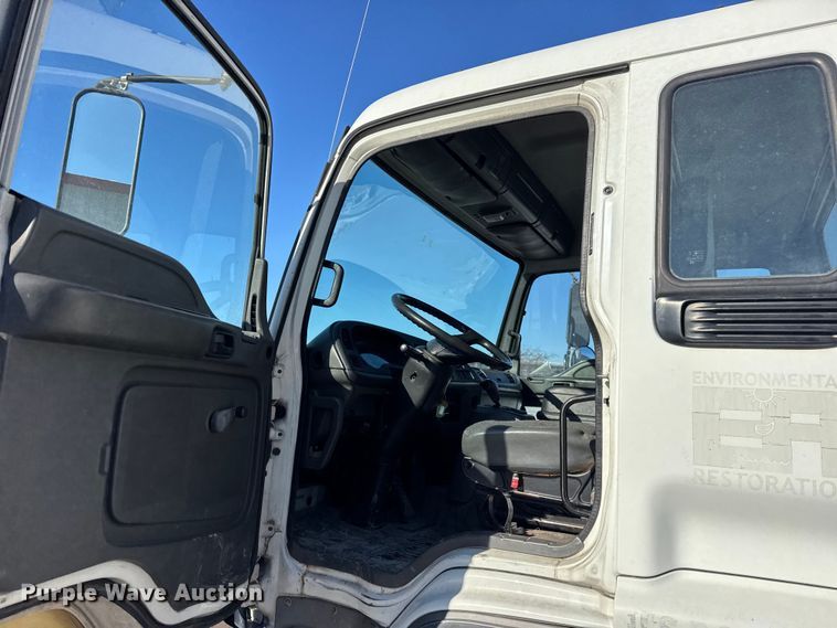 image for item ER0396 2006 Isuzu T7F box truck