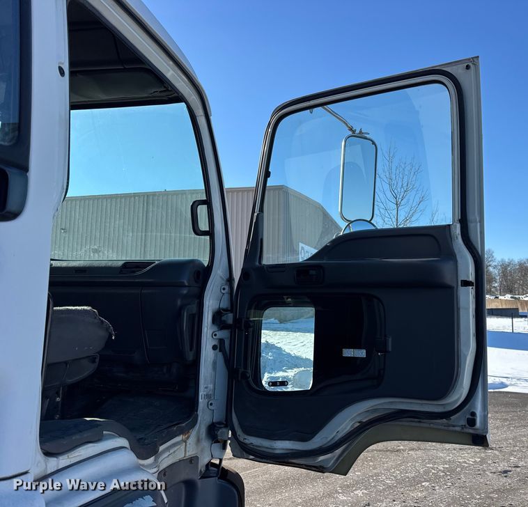 image for item ER0396 2006 Isuzu T7F box truck