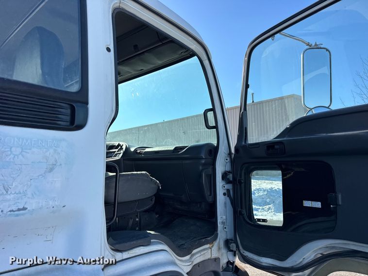 image for item ER0396 2006 Isuzu T7F box truck