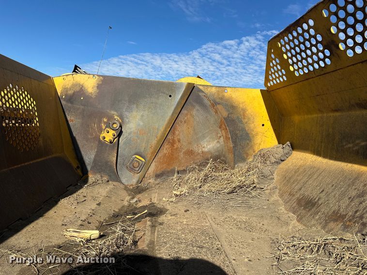 image for item ES1023 2005 John Deere 1812C scraper