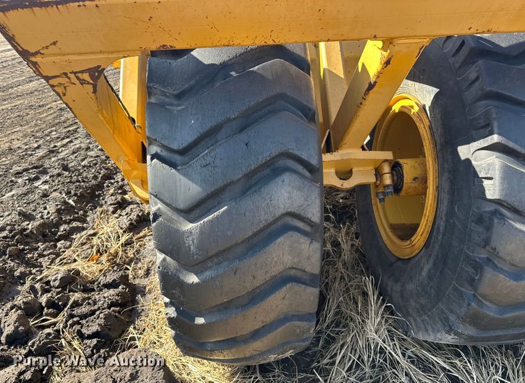 image for item ES1023 2005 John Deere 1812C scraper