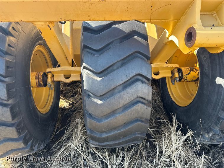 image for item ES1023 2005 John Deere 1812C scraper