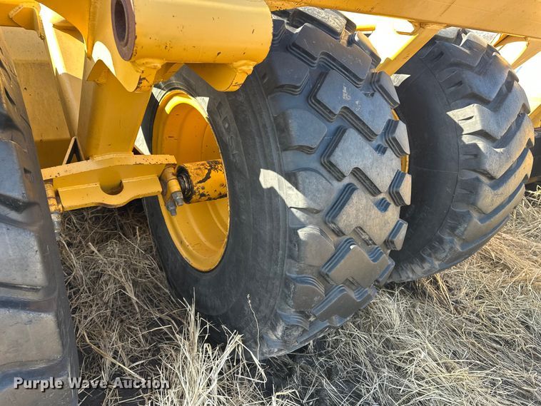 image for item ES1023 2005 John Deere 1812C scraper