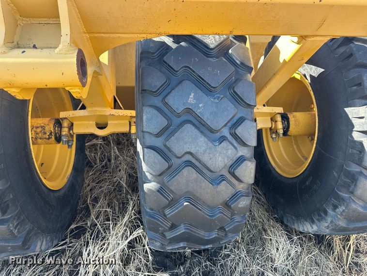 image for item ES1023 2005 John Deere 1812C scraper