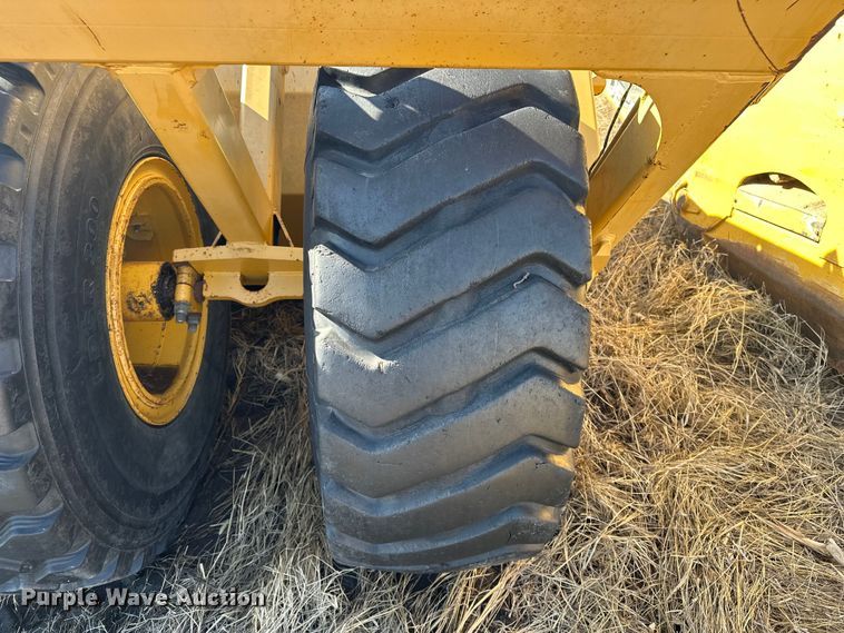 image for item ES1023 2005 John Deere 1812C scraper