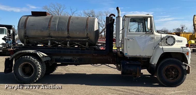 image for item ES1024 1985 Ford L7000 hook lift truck with tank