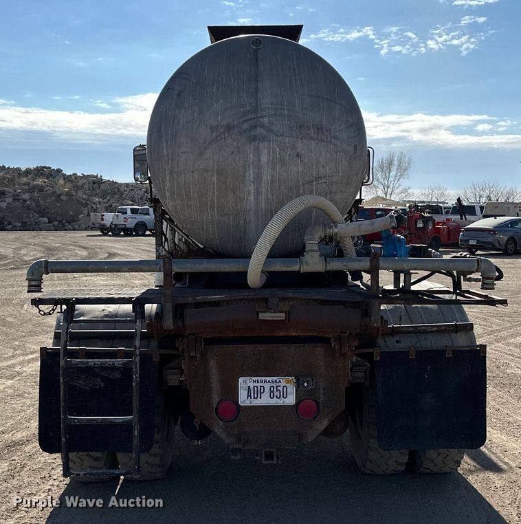 image for item ES1024 1985 Ford L7000 hook lift truck with tank