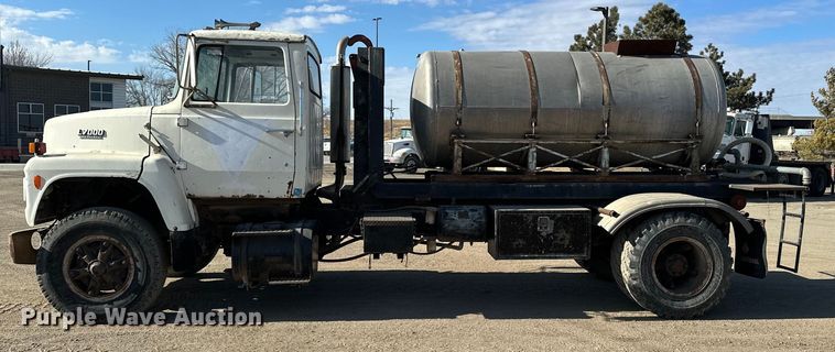 image for item ES1024 1985 Ford L7000 hook lift truck with tank
