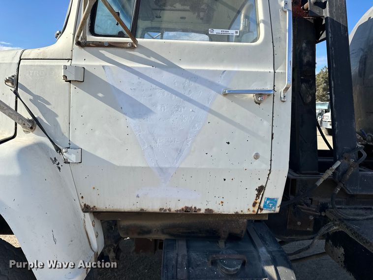 image for item ES1024 1985 Ford L7000 hook lift truck with tank