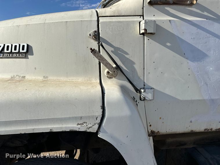 image for item ES1024 1985 Ford L7000 hook lift truck with tank