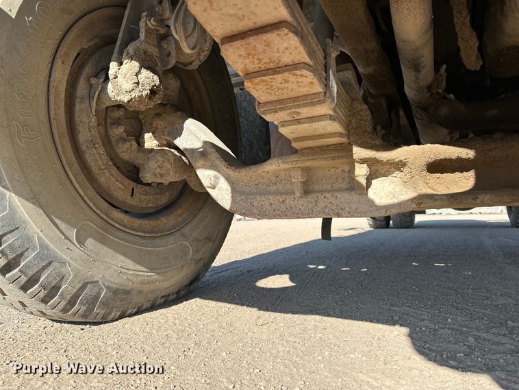 image for item ES1024 1985 Ford L7000 hook lift truck with tank