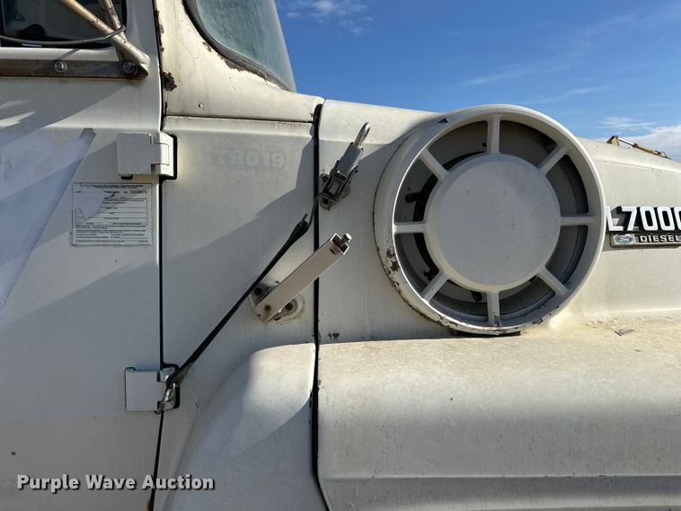 image for item ES1024 1985 Ford L7000 hook lift truck with tank