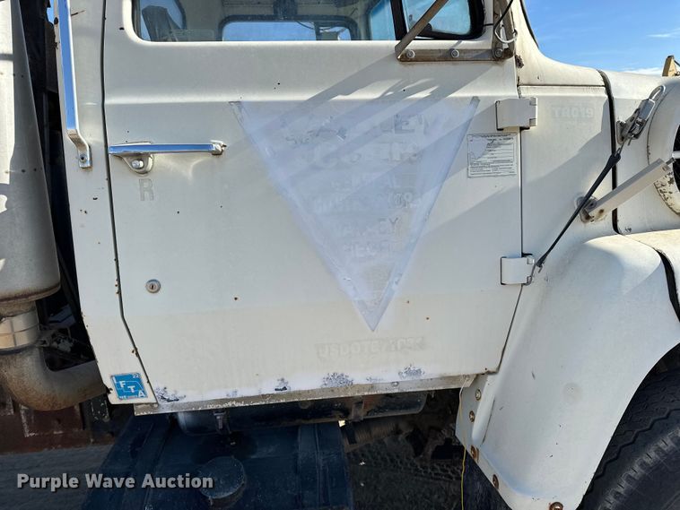 image for item ES1024 1985 Ford L7000 hook lift truck with tank