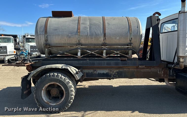 image for item ES1024 1985 Ford L7000 hook lift truck with tank