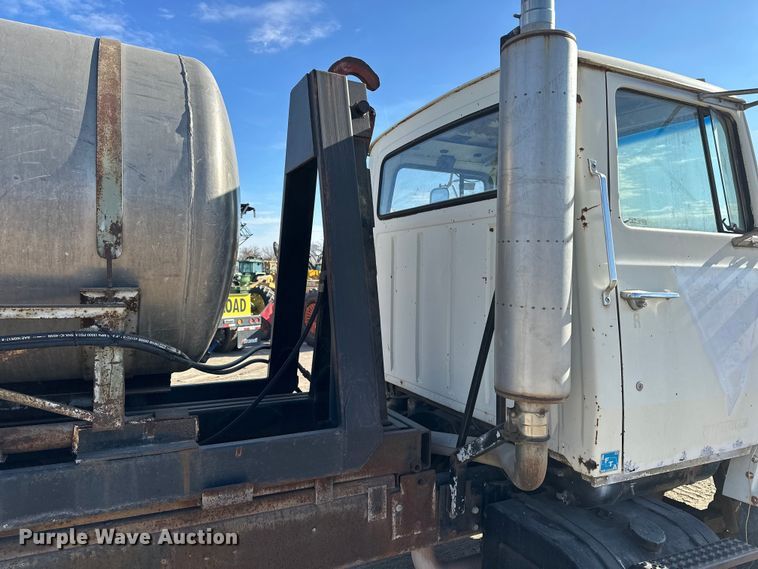 image for item ES1024 1985 Ford L7000 hook lift truck with tank