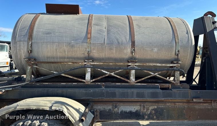 image for item ES1024 1985 Ford L7000 hook lift truck with tank