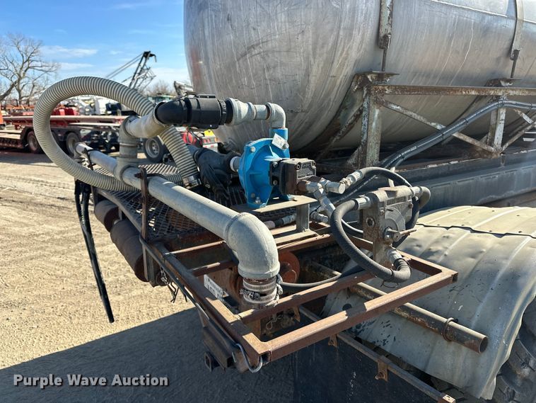 image for item ES1024 1985 Ford L7000 hook lift truck with tank