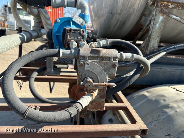 image for item ES1024 1985 Ford L7000 hook lift truck with tank