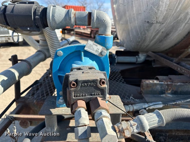 image for item ES1024 1985 Ford L7000 hook lift truck with tank