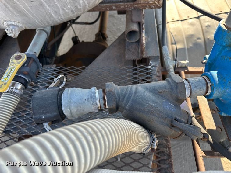 image for item ES1024 1985 Ford L7000 hook lift truck with tank