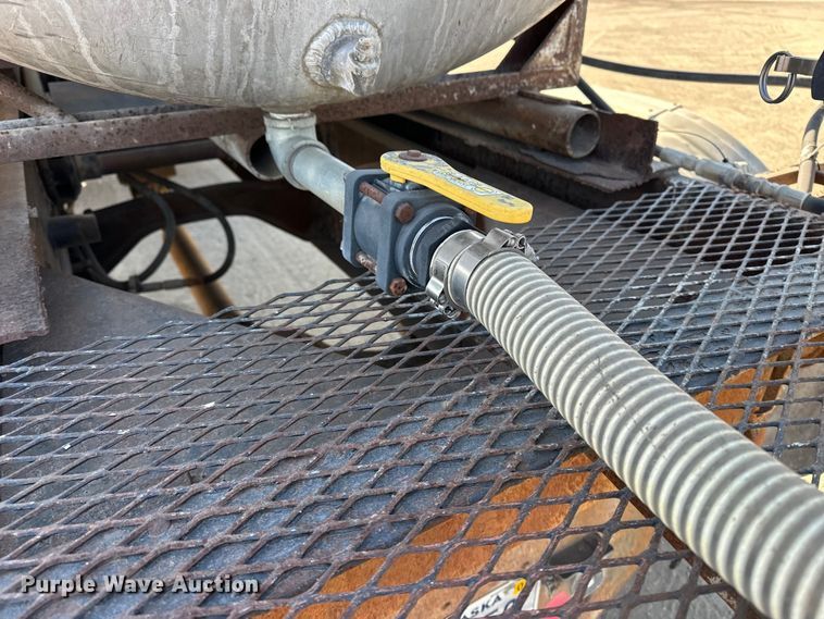 image for item ES1024 1985 Ford L7000 hook lift truck with tank