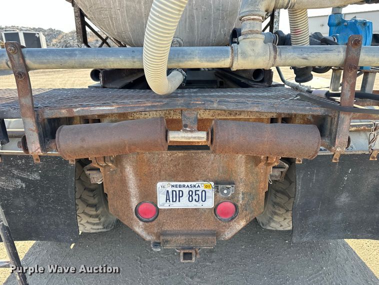 image for item ES1024 1985 Ford L7000 hook lift truck with tank