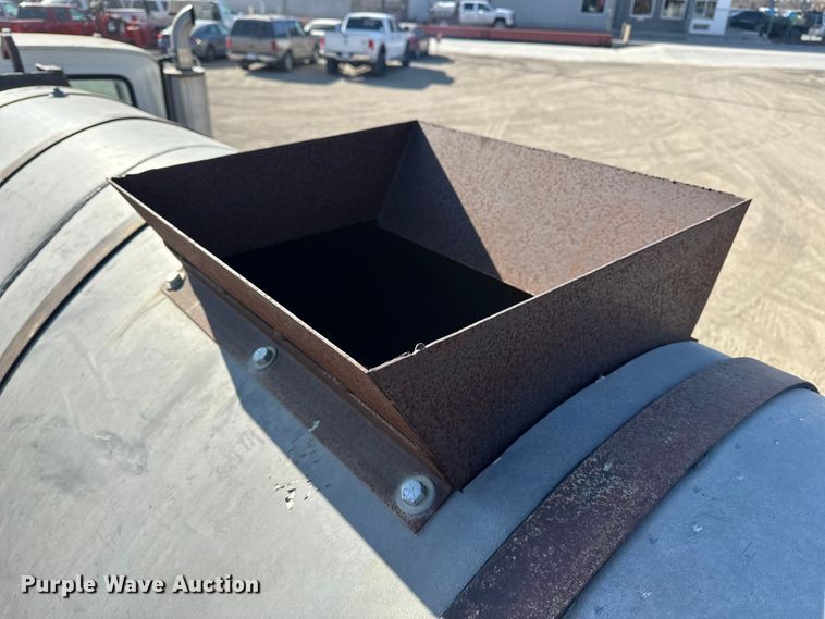 image for item ES1024 1985 Ford L7000 hook lift truck with tank