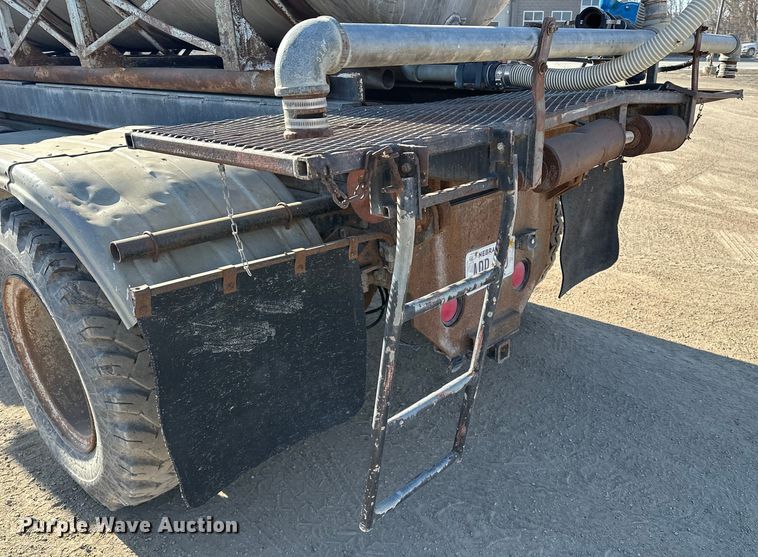 image for item ES1024 1985 Ford L7000 hook lift truck with tank