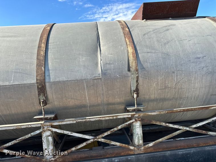 image for item ES1024 1985 Ford L7000 hook lift truck with tank