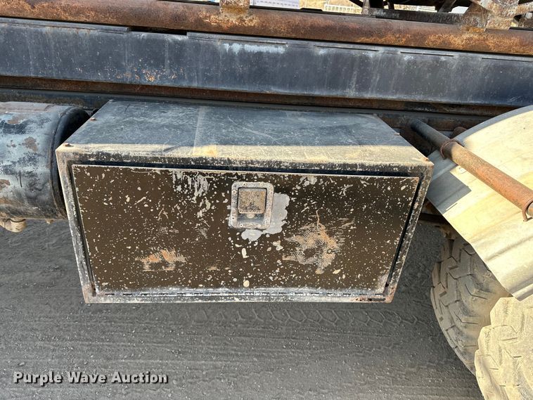 image for item ES1024 1985 Ford L7000 hook lift truck with tank