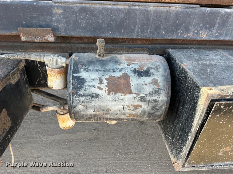 image for item ES1024 1985 Ford L7000 hook lift truck with tank