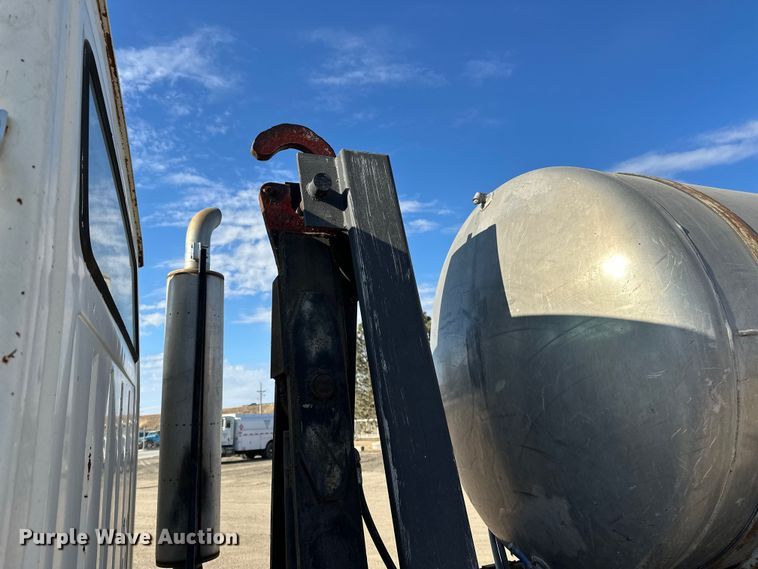 image for item ES1024 1985 Ford L7000 hook lift truck with tank