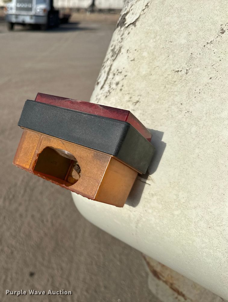 image for item ES1024 1985 Ford L7000 hook lift truck with tank