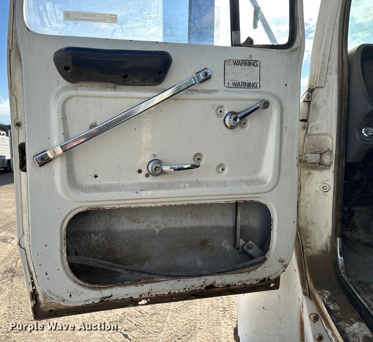 image for item ES1024 1985 Ford L7000 hook lift truck with tank