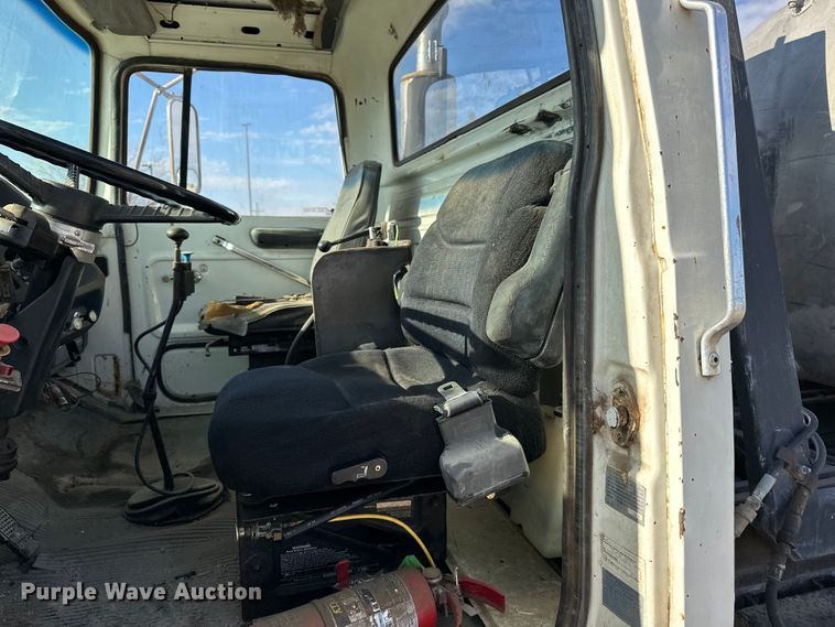 image for item ES1024 1985 Ford L7000 hook lift truck with tank