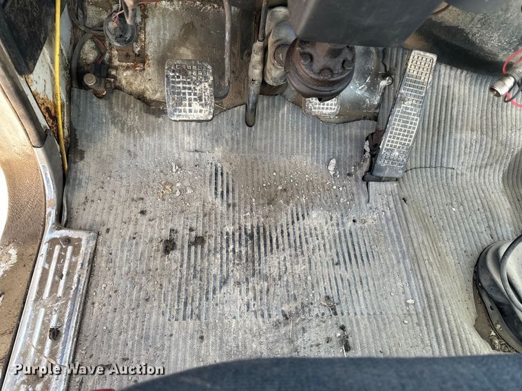 image for item ES1024 1985 Ford L7000 hook lift truck with tank