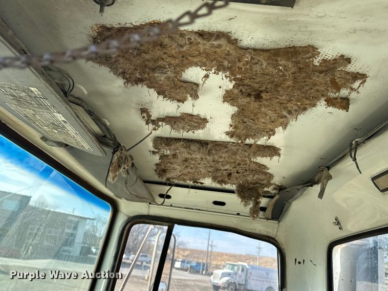 image for item ES1024 1985 Ford L7000 hook lift truck with tank