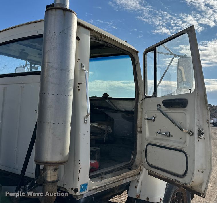 image for item ES1024 1985 Ford L7000 hook lift truck with tank